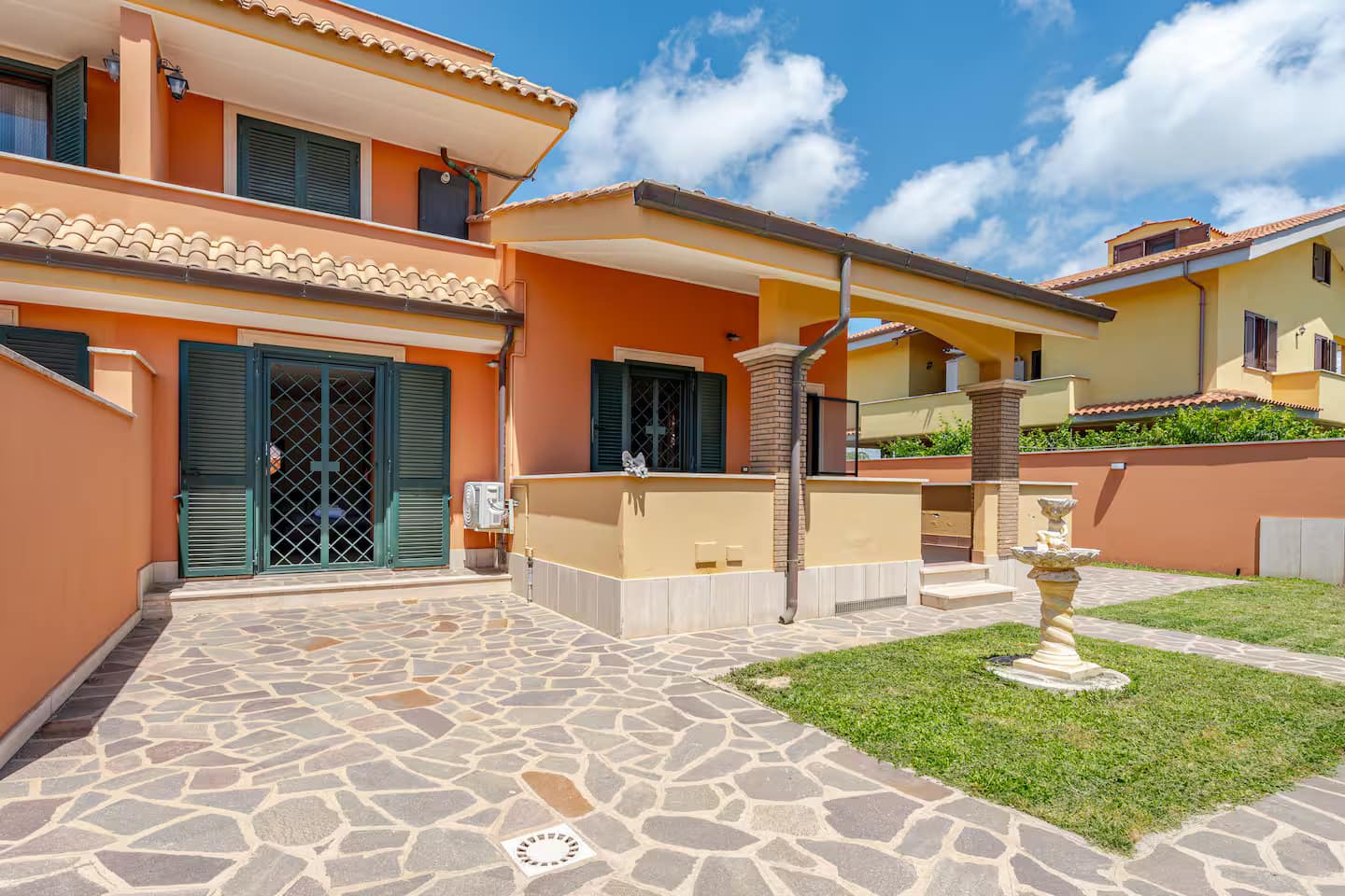 Garden Villa Fiumicino — villa con giardino e parcheggio vicino all'aeroporto (foto 1)